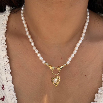 Heart in good hands pearl necklace
