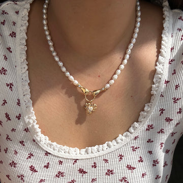 Heart in good hands pearl necklace