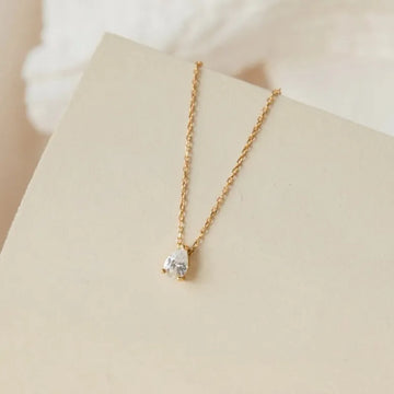 Pear-shaped diamond necklace