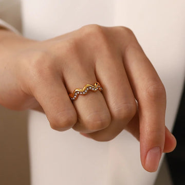 Double wavy diamond ring