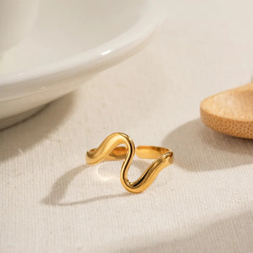 Minimalist curved adjustable ring for dailywear